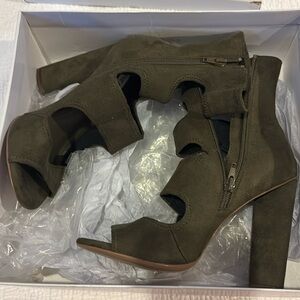 Never Worn Steve Madden Tawnie Color Olive Size 8